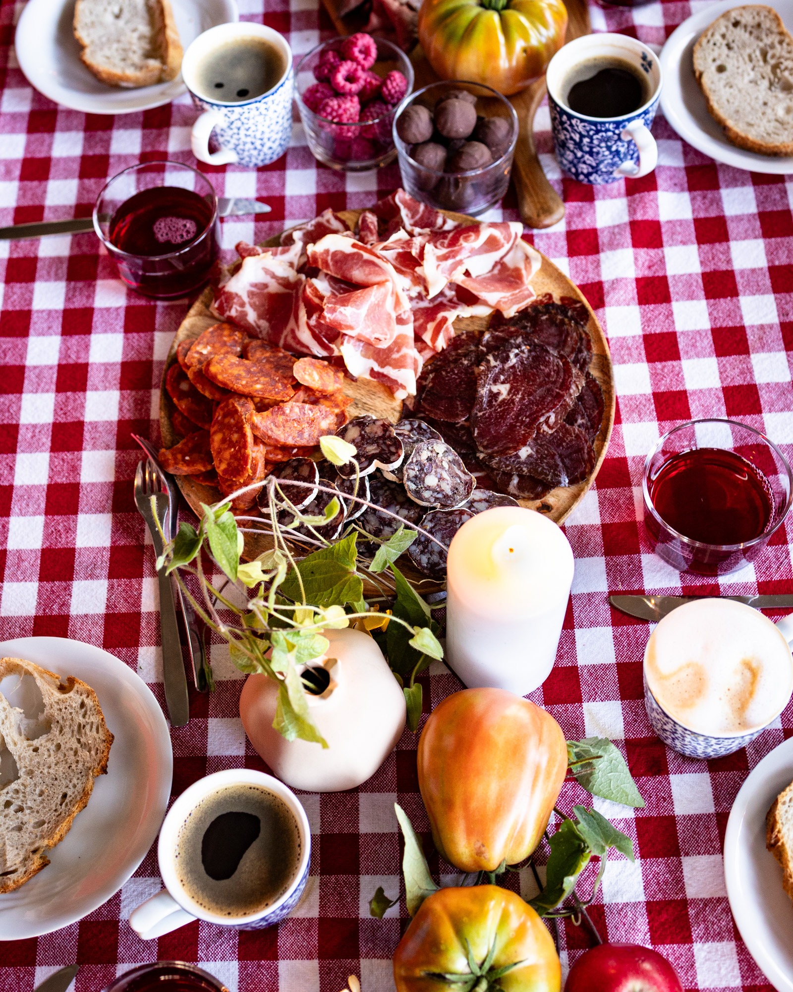 Et fat med lokale kjøttprodukter