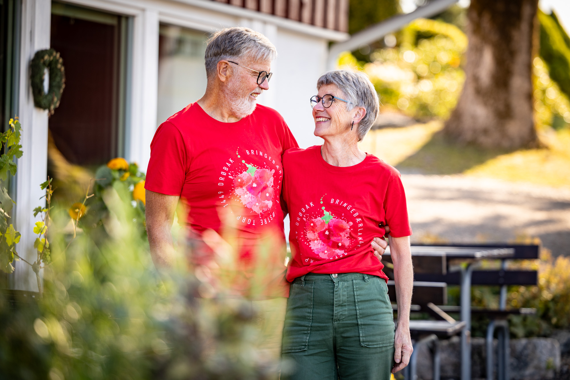 Roy Andersen og Åse-Marit Thorbjørnsrud fra Bringebærlandet står utenfor Haneborg gård