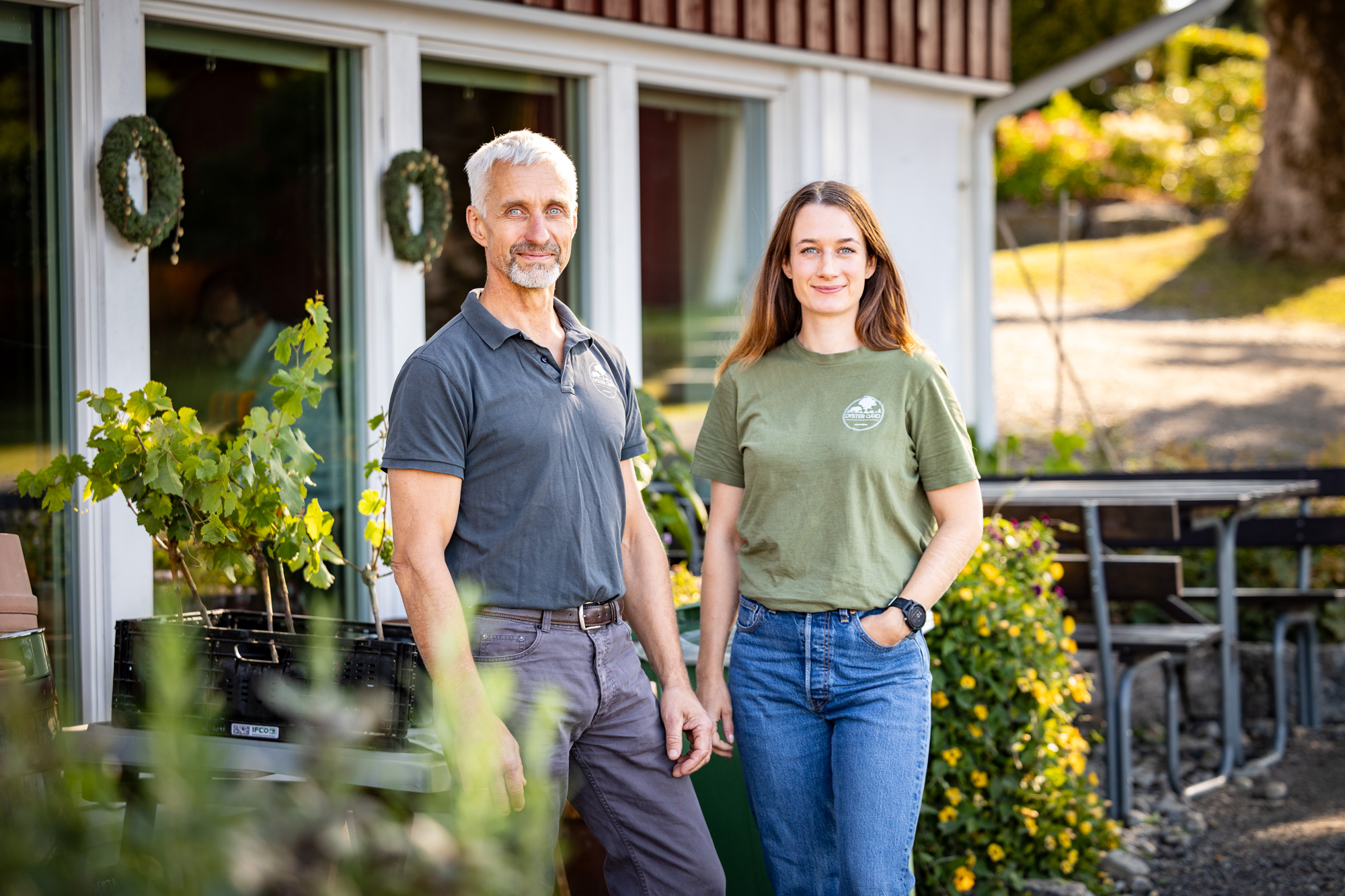 Johan Bjørneby og Nathalie Genevieve Bjørneby fra Dyster gård står utenfor Haneborg gård