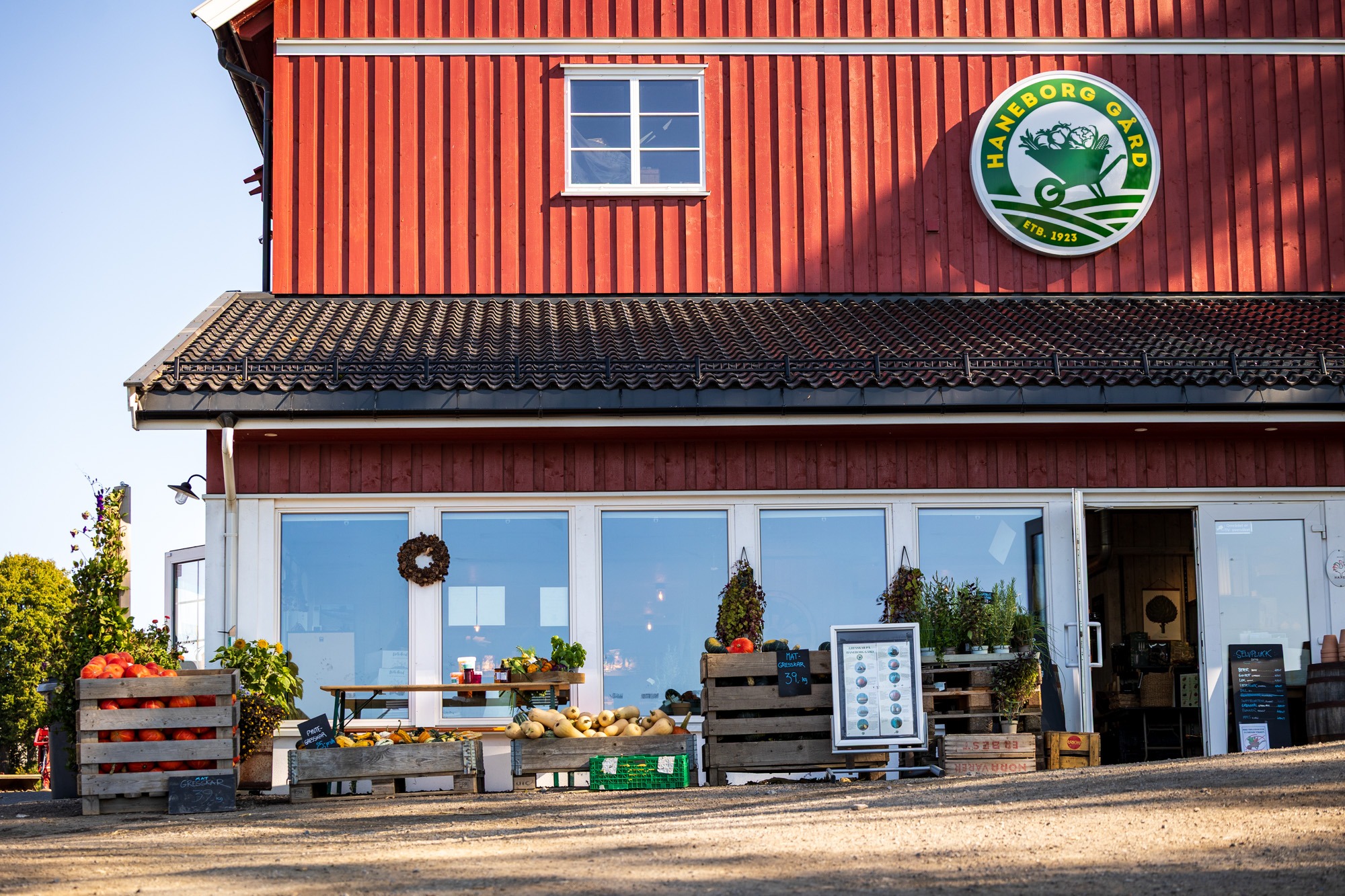 Fasaden og inngangen til Haneborg gårdsbutikk